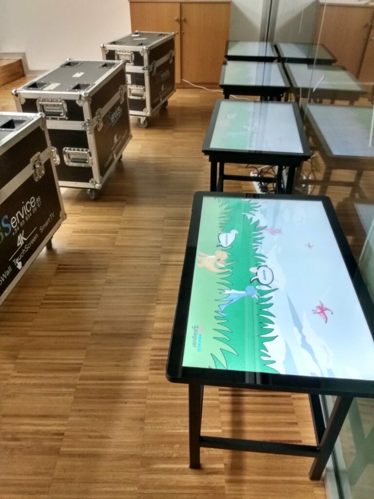 arco cache pastel Mesas con pantalla táctil interactiva para niños y negocios