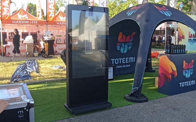 alquiler totems tactiles exterior