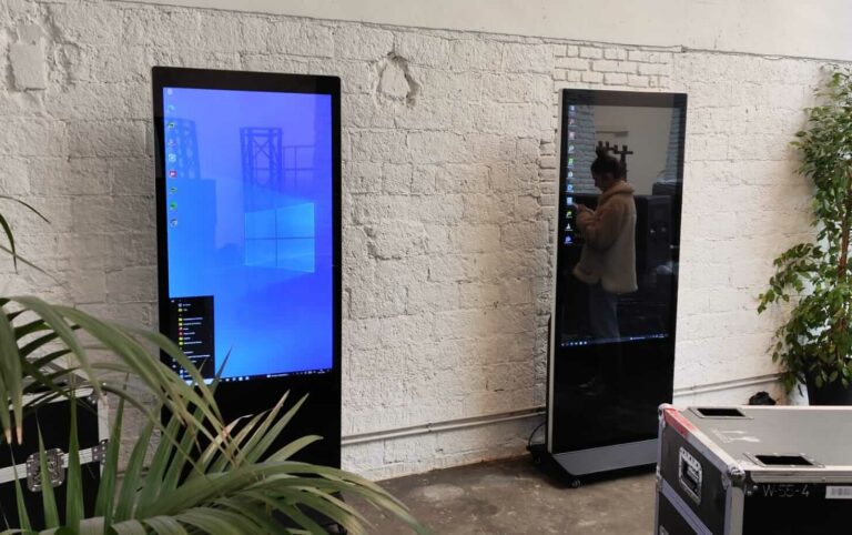 totems tactiles digitales alquiler barcelona